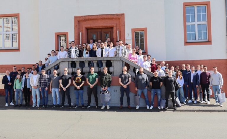 Die neuen Master Studierenden in Wetzlar posieren vor dem Spilburg Gebäude
