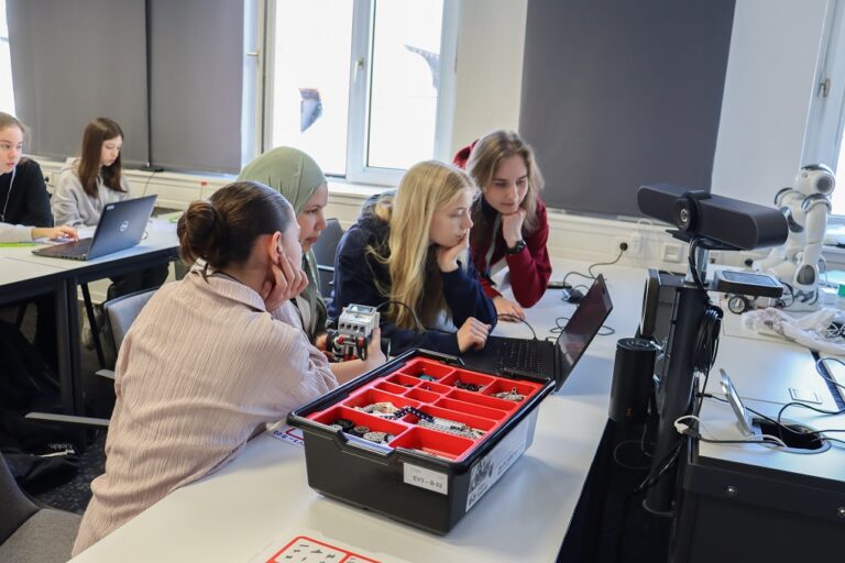 Selbst Hand anlegen und Technik hautnah erleben, stand beim Girls‘ Day bei StudiumPlus im Vordergrund.