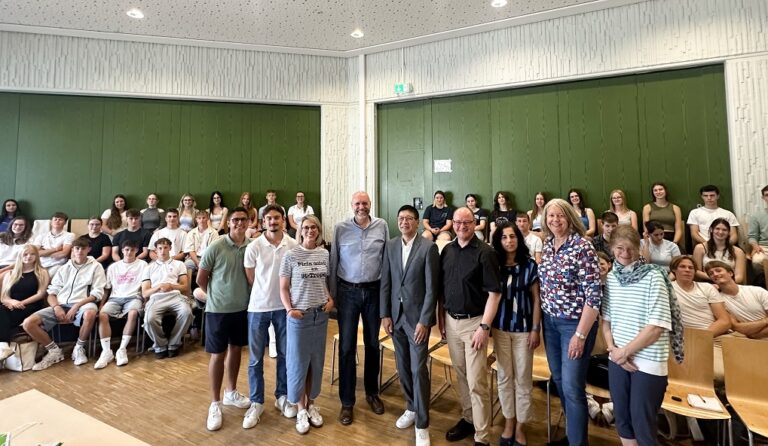 Vertreter von StudiumPlus und Lehrende der Taunusschule, sowie Studierende mit der Oberstufe