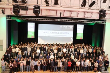 Insgesamt 430 Erstsemester beginnen zum Wintersemester 2026/27 ihr duales Studium bei StudiumPlus. 258 der neuen Studierenden starten am Campus in Wetzlar. Diese wurden nun in der Stadthalle von Hochschule, Wirtschaft und Politik feierlich begrüßt. Foto: THM/StudiumPlus