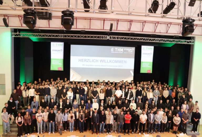 Insgesamt 430 Erstsemester beginnen zum Wintersemester 2026/27 ihr duales Studium bei StudiumPlus. 258 der neuen Studierenden starten am Campus in Wetzlar. Diese wurden nun in der Stadthalle von Hochschule, Wirtschaft und Politik feierlich begrüßt. Foto: THM/StudiumPlus
